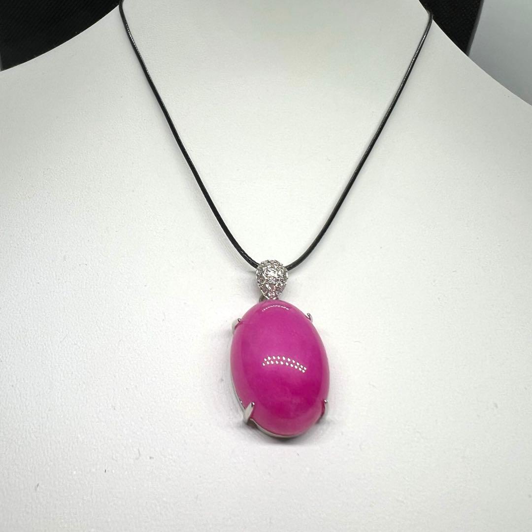 新品　綺麗なピンク色の翡翠卵形ペンダント革紐でビンテージスタイルD10116