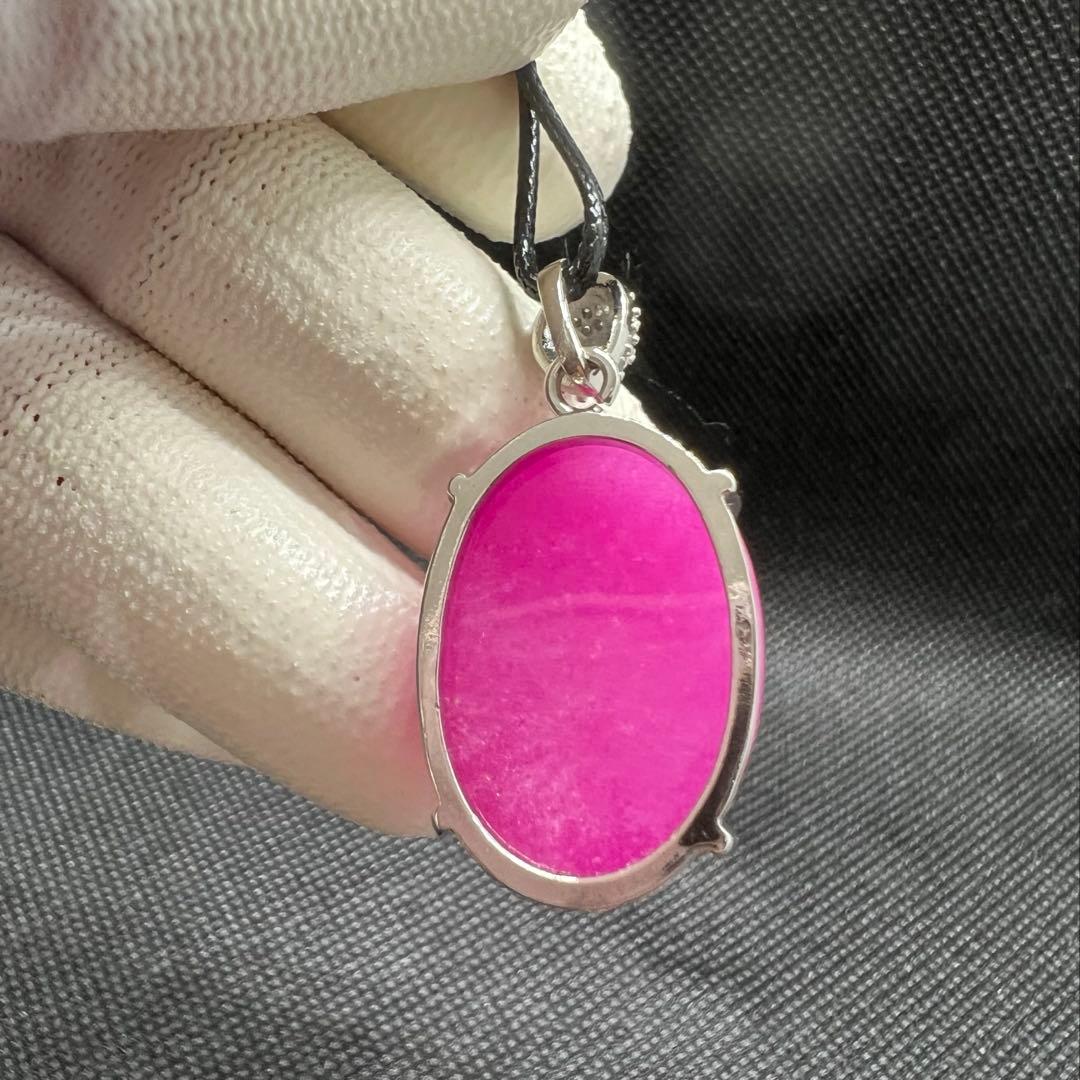 新品　綺麗なピンク色の翡翠卵形ペンダント革紐でビンテージスタイルD10116