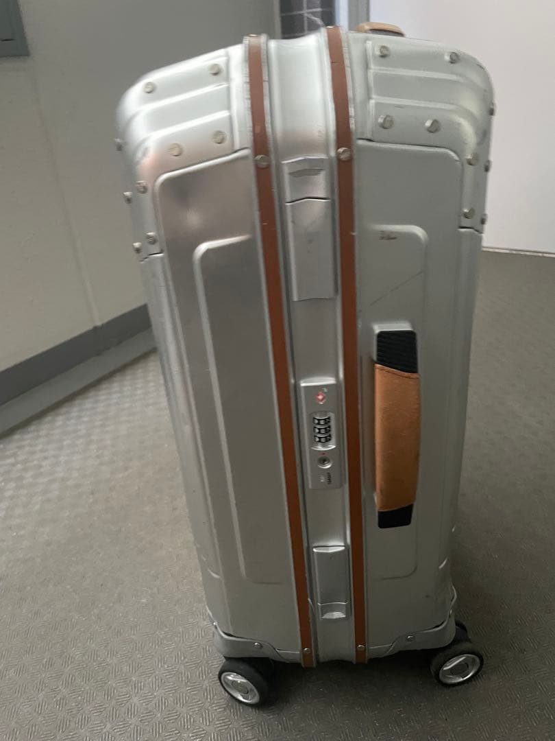 シルバー ストライプデザイン キャリーケース