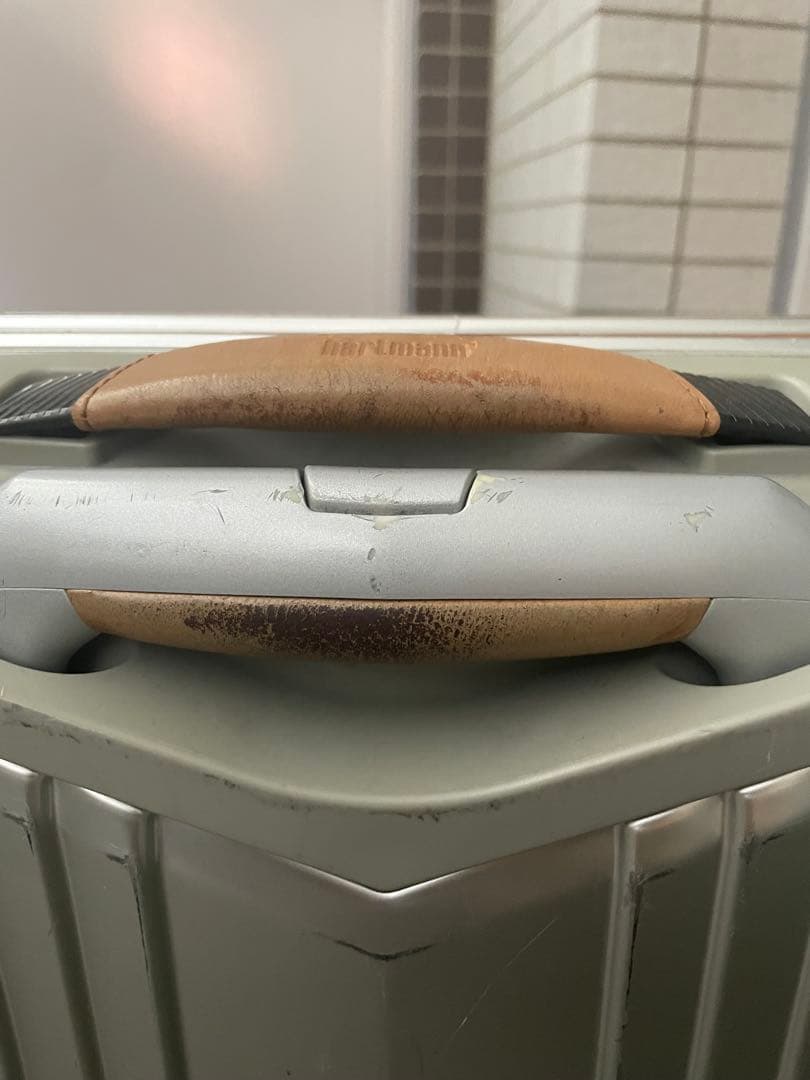 シルバー ストライプデザイン キャリーケース