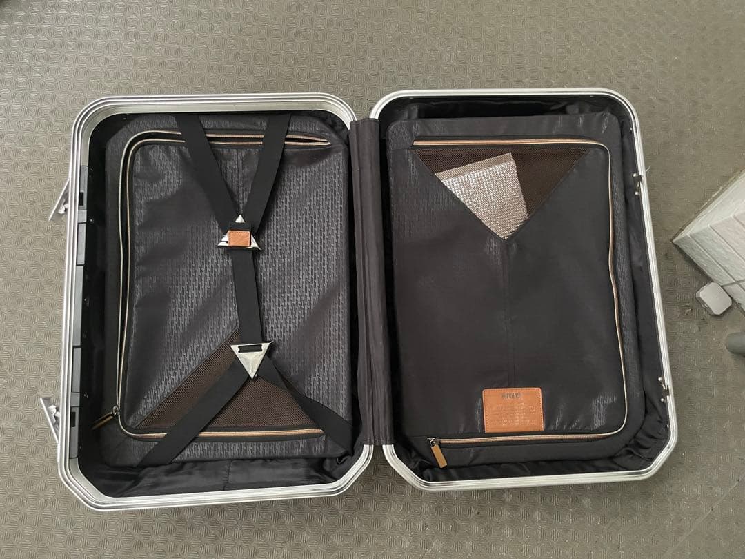 シルバー ストライプデザイン キャリーケース