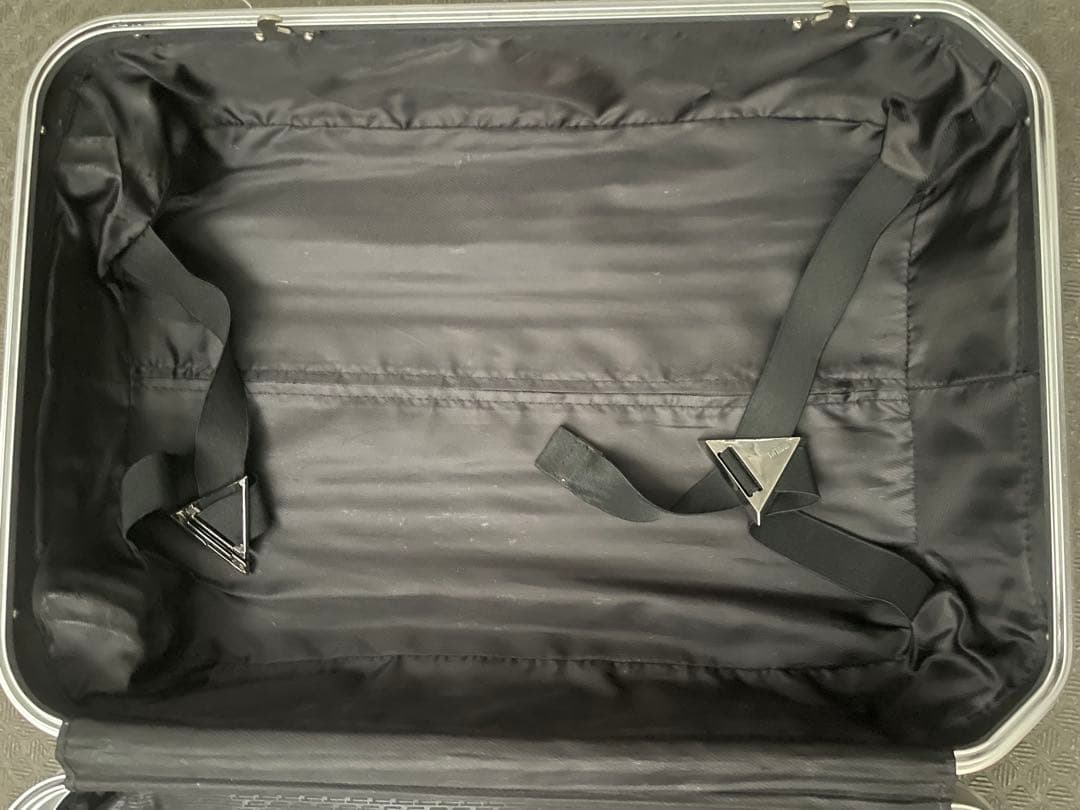 シルバー ストライプデザイン キャリーケース