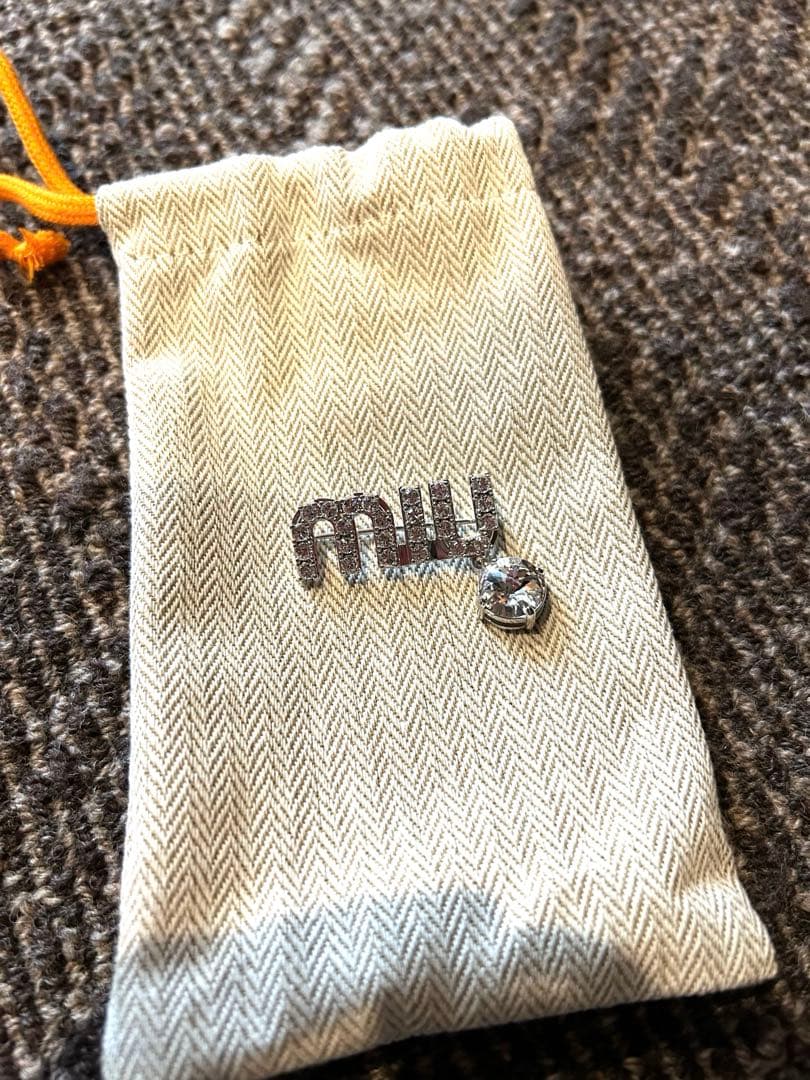 miumiu　クリスタルブローチ