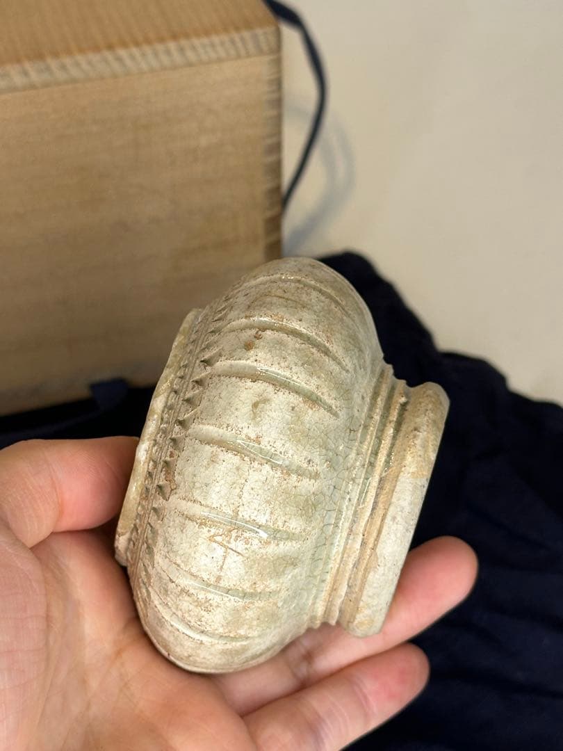 中国宋元時代 高古磁器 香合 小罐 蓮花浮彫蓋 石質感釉 灰白青色 貫入 箱付き