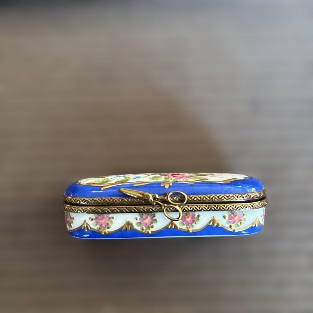 青い花柄の装飾的な磁器ボックス