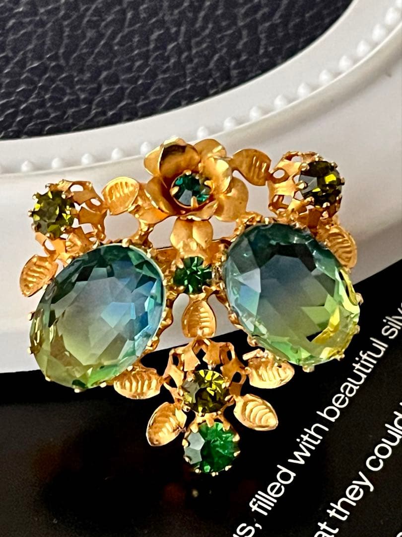 ココ様希少！ヨーロッパ製 バイカラーガラス ヴィンテージブローチB172