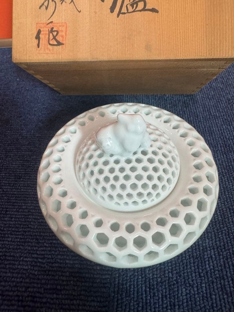1691 三川内焼　13代玉泉　白磁香炉　無形文化財　透し彫り　香炉　未使用