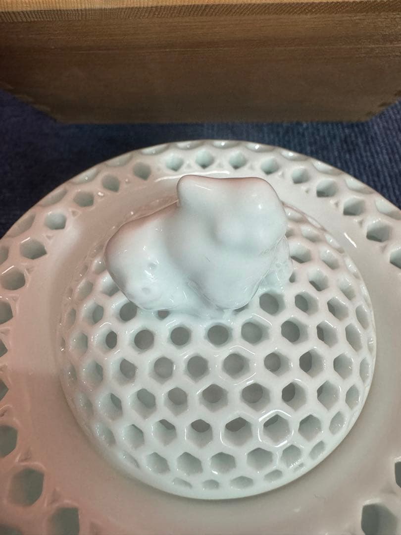 1691 三川内焼　13代玉泉　白磁香炉　無形文化財　透し彫り　香炉　未使用