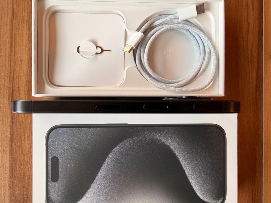 白ネコ　美品⭐︎iPhone15Pro 256GB ブラックチタニウム