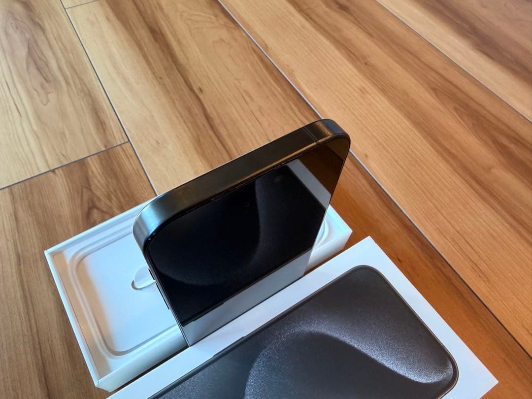 白ネコ　美品⭐︎iPhone15Pro 256GB ブラックチタニウム