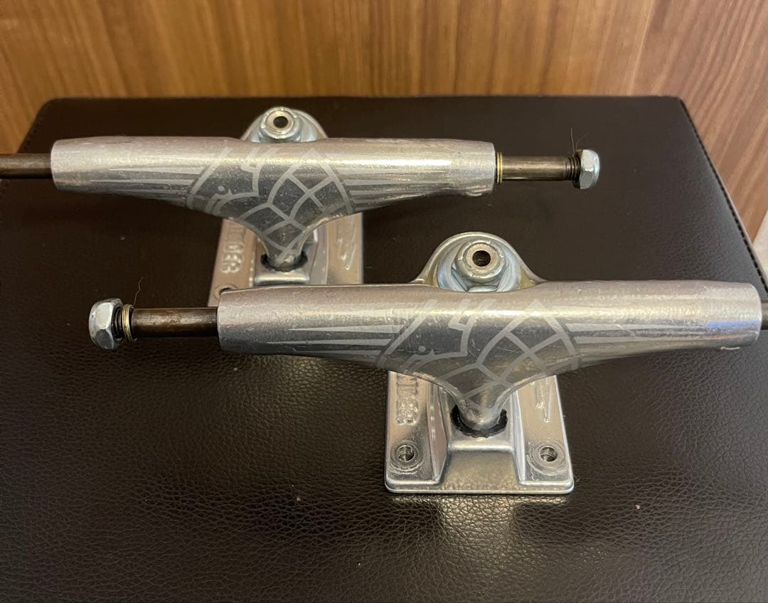 スケートボード トラック THUNDER 147 HLW LIGHT