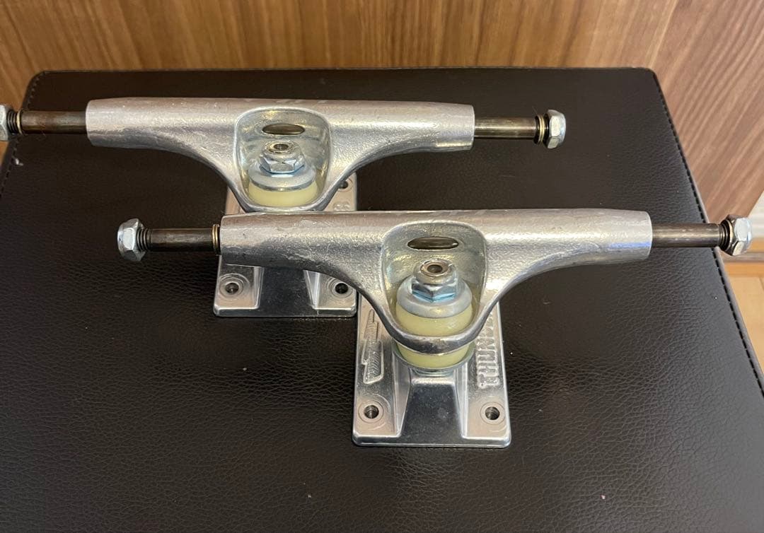 スケートボード トラック THUNDER 147 HLW LIGHT