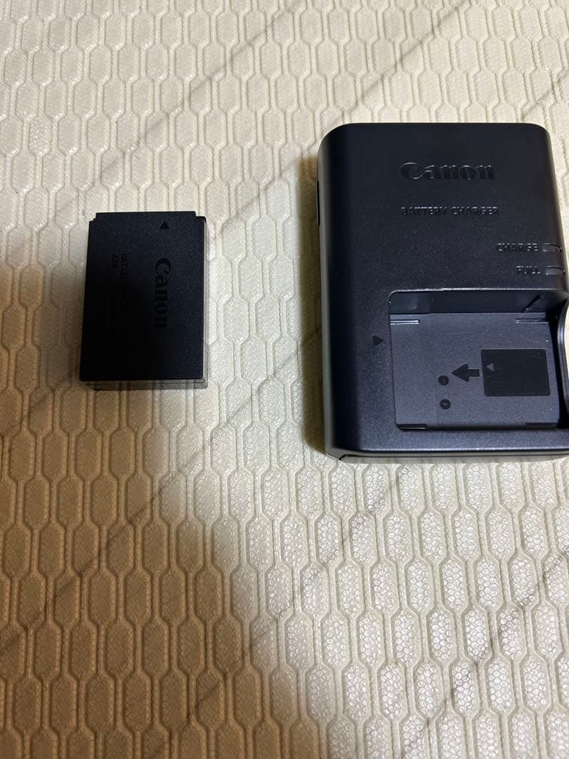 Canon EOS M100 ミラーレスカメラ80000円→50000円に値下げ