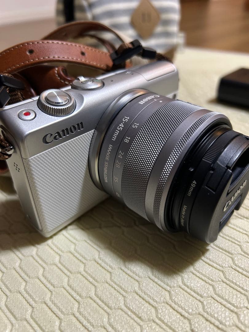 Canon EOS M100 ミラーレスカメラ80000円→50000円に値下げ