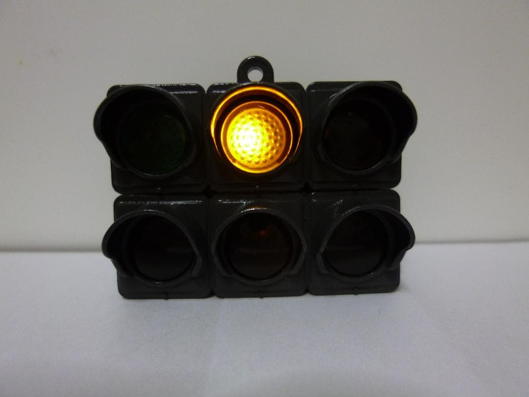 【オッチー】本物志向改造　信号機ガチャ（青色矢印３灯　ブラックグレー）