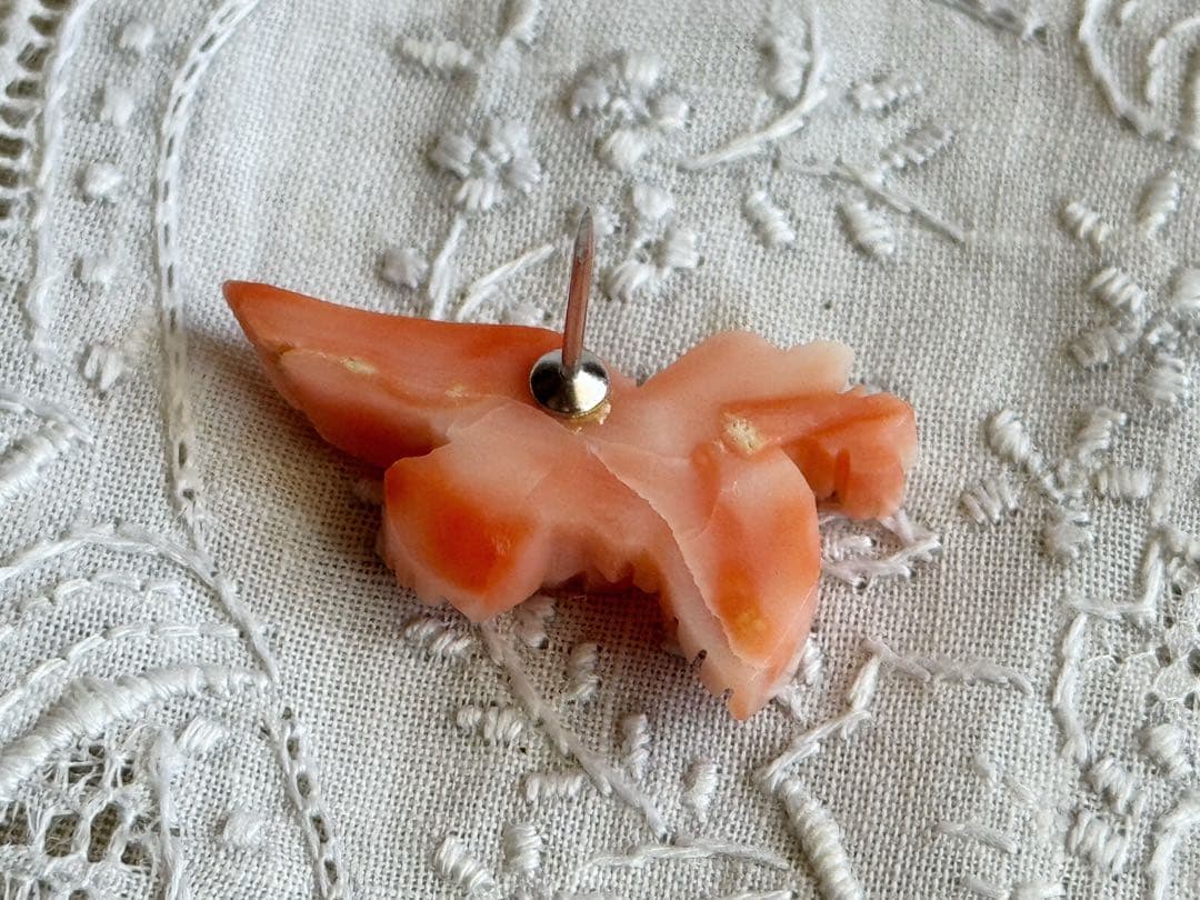 桃珊瑚 幸せのピンクの鳥 ピンブローチ 四葉のクローバー 小鳥 ブローチ