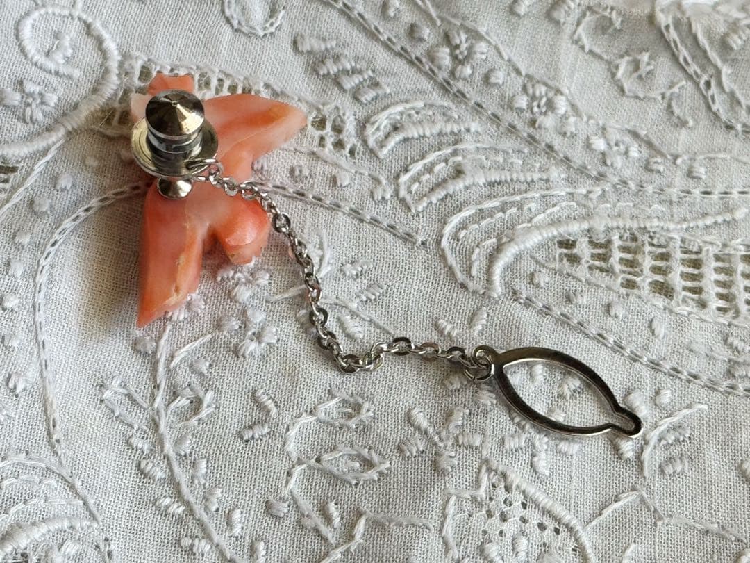 桃珊瑚 幸せのピンクの鳥 ピンブローチ 四葉のクローバー 小鳥 ブローチ