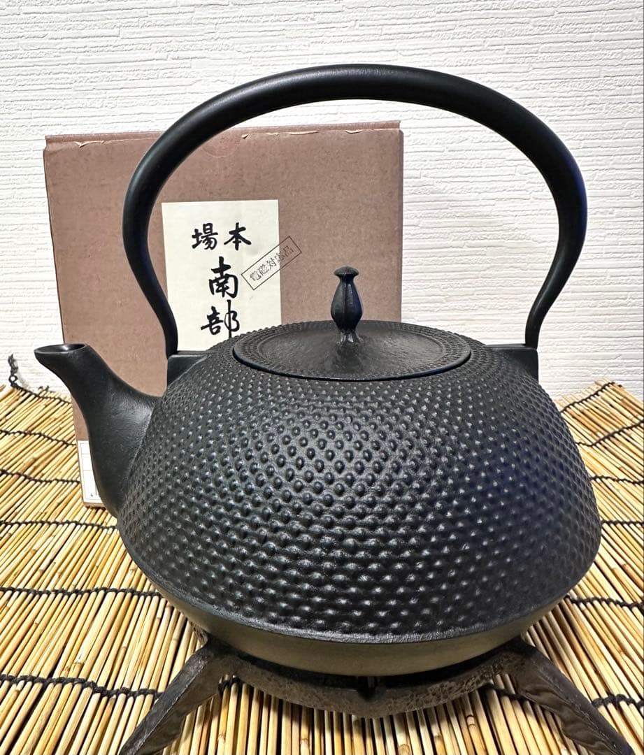 新品、供箱付　南部盛榮堂OIGEN造　１６型アラレ　ＩＨ対応品　南部鉄瓶　鉄瓶