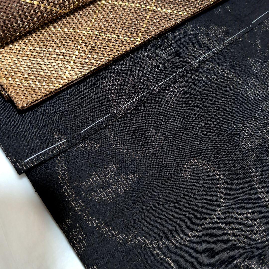 新品 未使用 正絹 袷 本場結城紬 亀甲80 泥染め 大輪花唐草 濃茶系