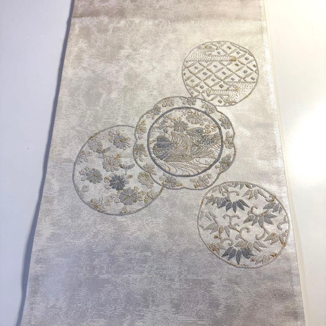6k110 袋帯　絹　相良刺繍　白　銀色　青　黄色　花柄　和装　着物