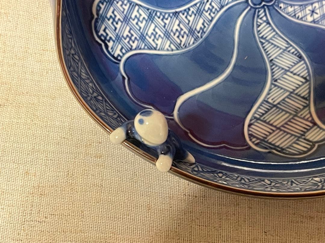 九谷焼 一楽 作 染付細工皿（カエル意匠）共箱付き