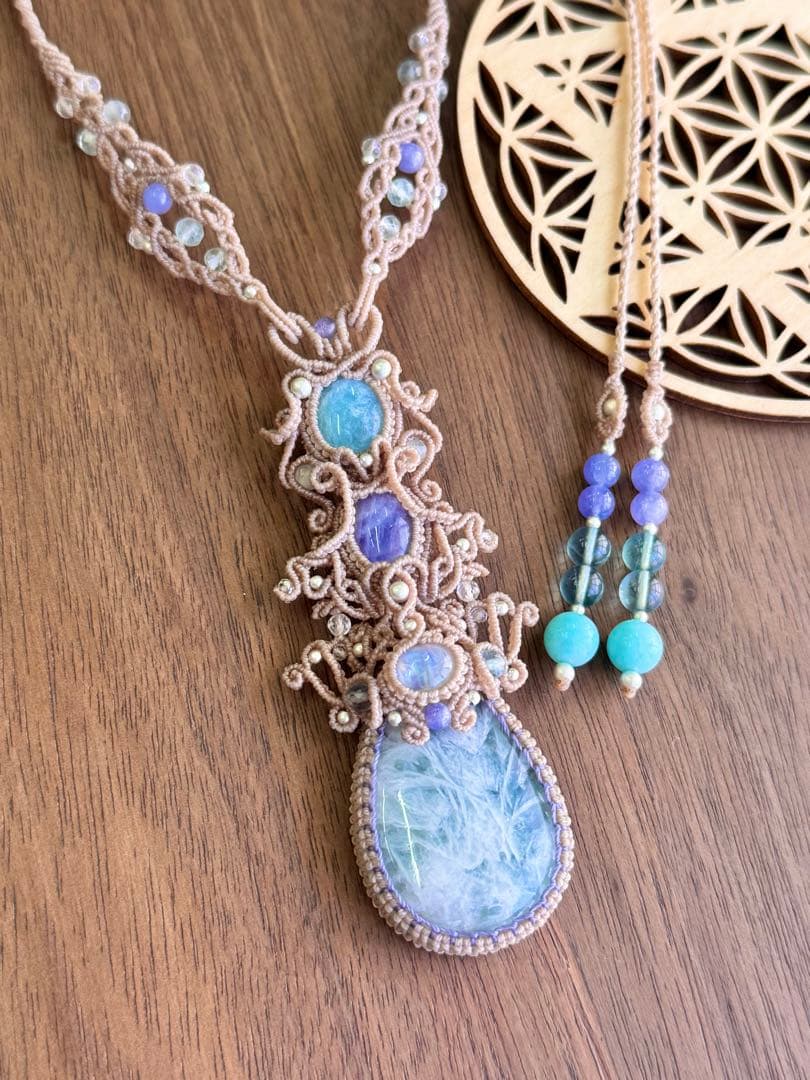 エンジェルフェザーフローライトマクラメ編みネックレス♡希少2色ハックマナイト使用