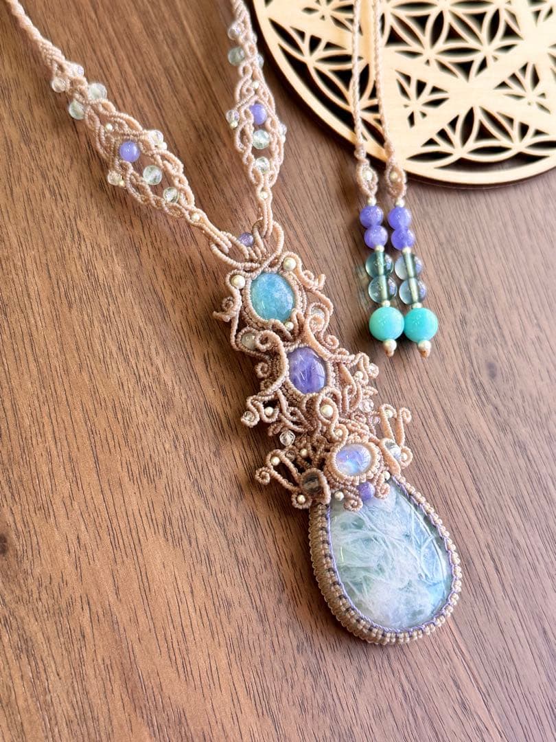 エンジェルフェザーフローライトマクラメ編みネックレス♡希少2色ハックマナイト使用