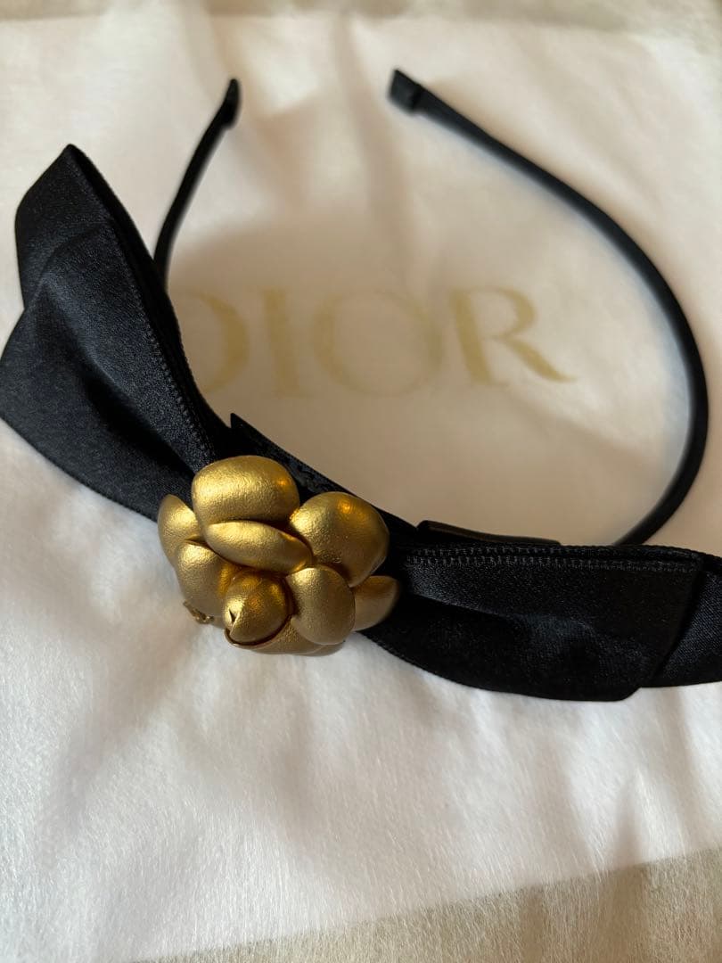 CHANEL ブラック カメリアヘアバンド ゴールド装飾