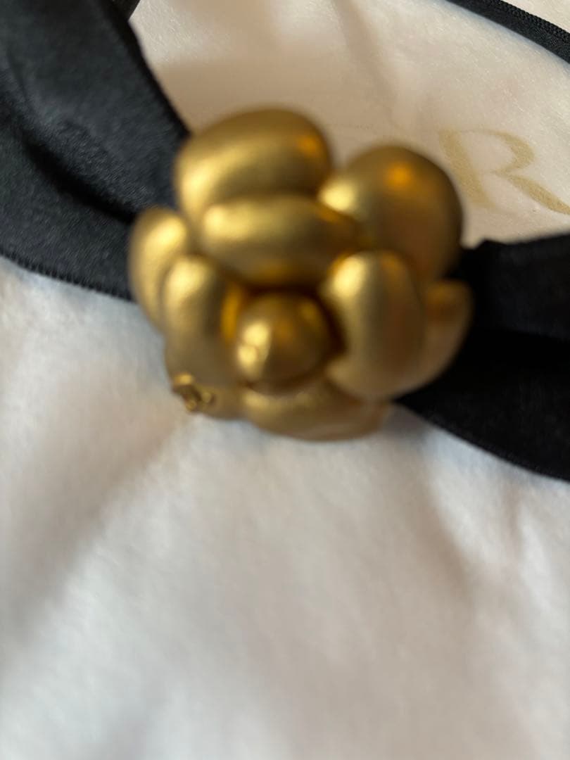 CHANEL ブラック カメリアヘアバンド ゴールド装飾