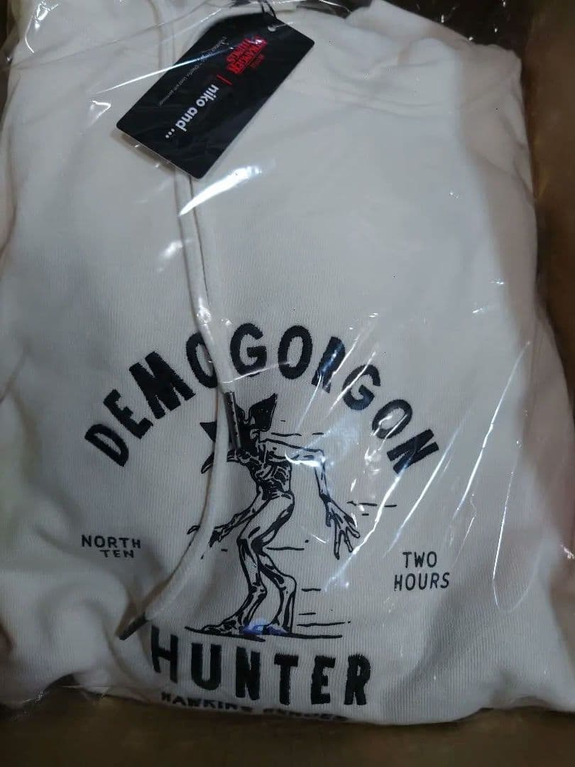 STRANGER THINGS コラボグラフィックパーカー　オフホワイト