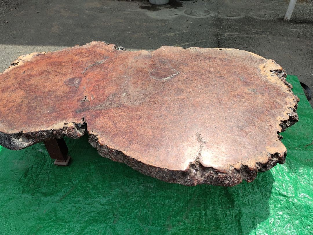 珍品　花梨の瘤杢目の輪切り一枚板テーブル足付き　表面加工前