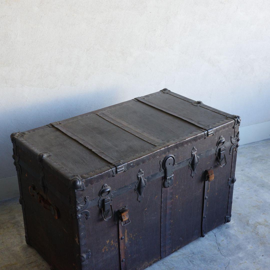 アンティークな大型のトランク