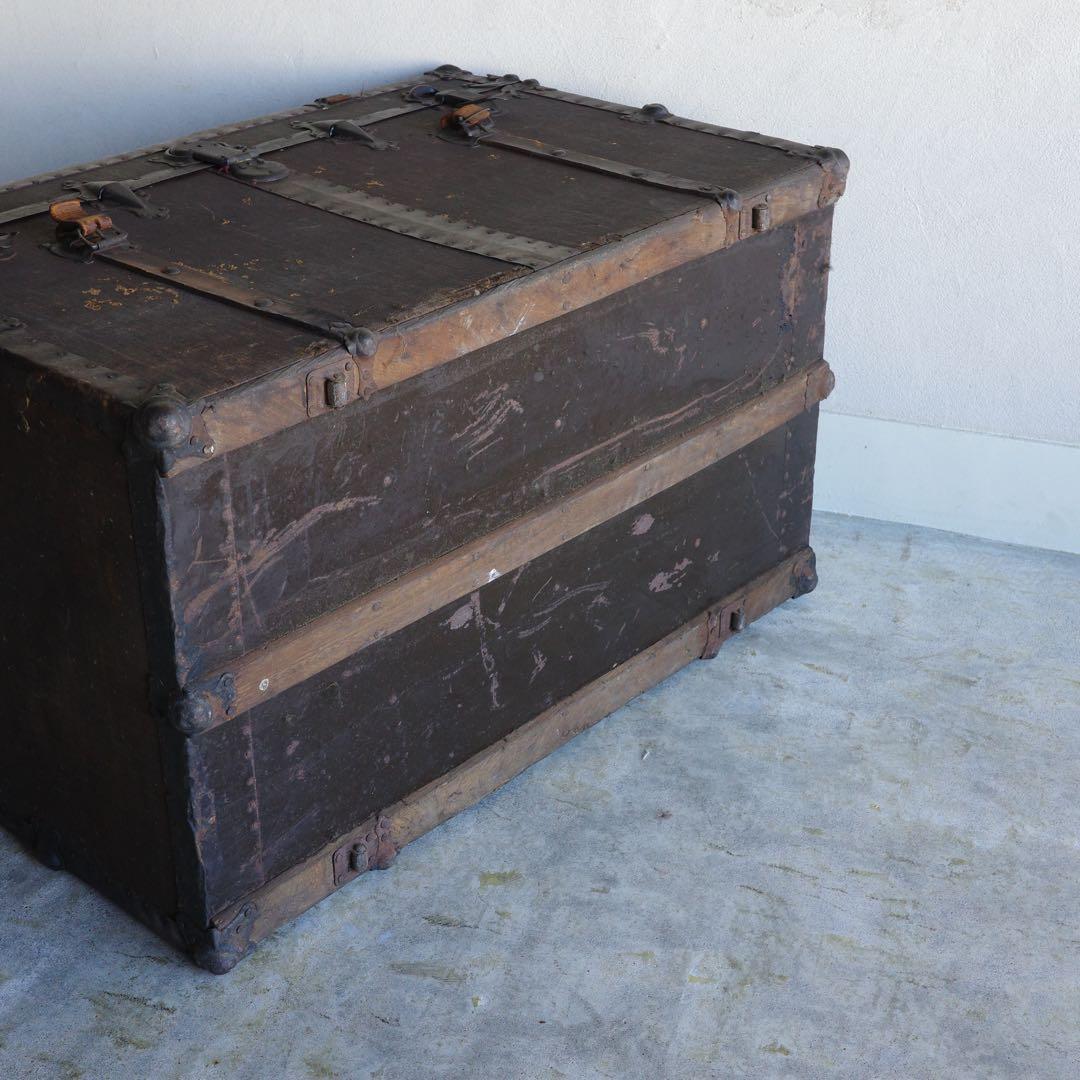 アンティークな大型のトランク