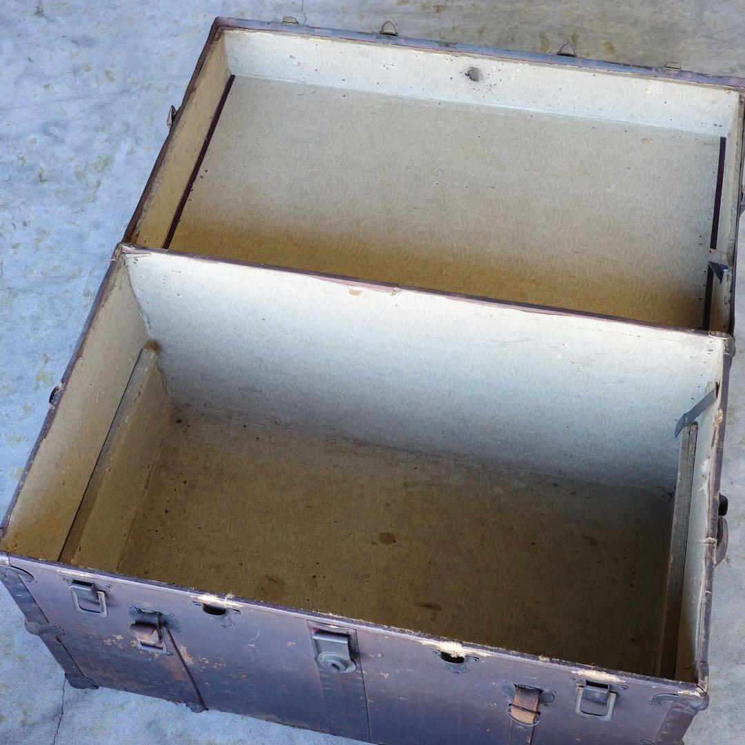 アンティークな大型のトランク