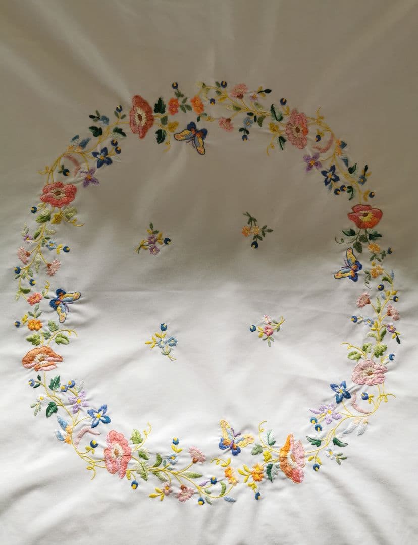 アンティーク花々と蝶の色糸エンブロイダリー ラウンドドイリー クロシェレース装飾