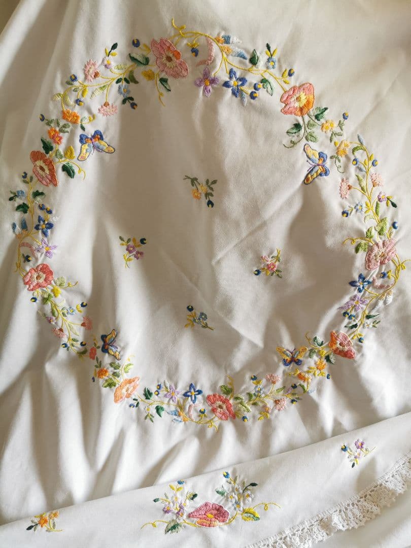 アンティーク花々と蝶の色糸エンブロイダリー ラウンドドイリー クロシェレース装飾