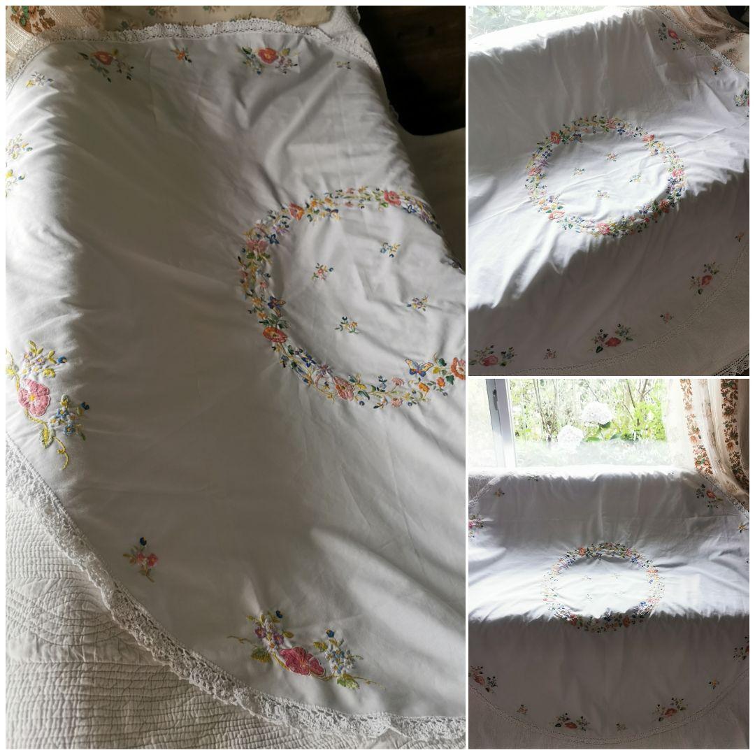 アンティーク花々と蝶の色糸エンブロイダリー ラウンドドイリー クロシェレース装飾