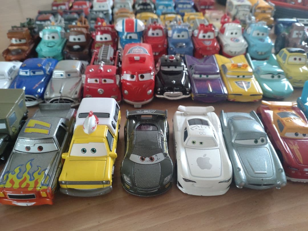 カーズ　トミカ　図鑑　まとめ売り　70台以上　レア、廃盤あり