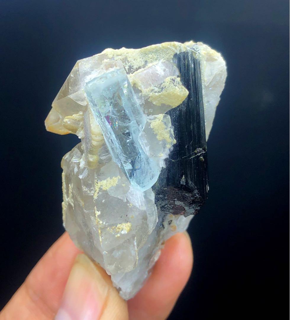 ショールトルマリン、クォーツ、マイカの標本を含む天然アクアマリン