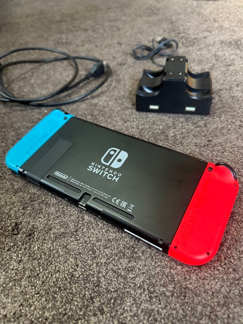 Nintendo Switch本体＋ケース【Joy-Con4本＋充電器付き】