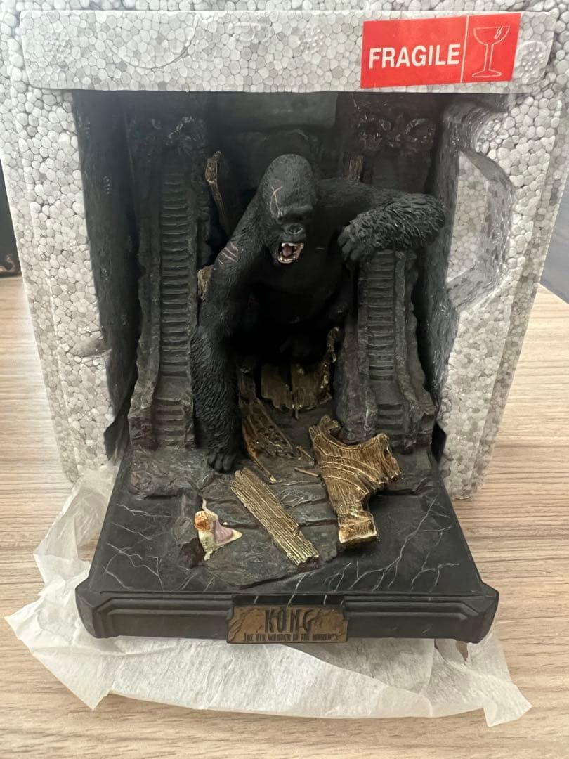 Kong BurstsThruフィギュア