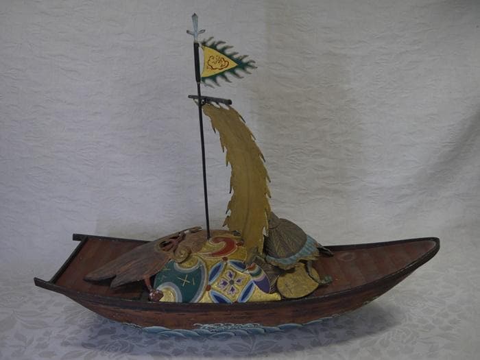 金工細工　宝舟　縁起物尽くし　45cm 迎春　笠・小判・宝珠・巻物・宝袋など