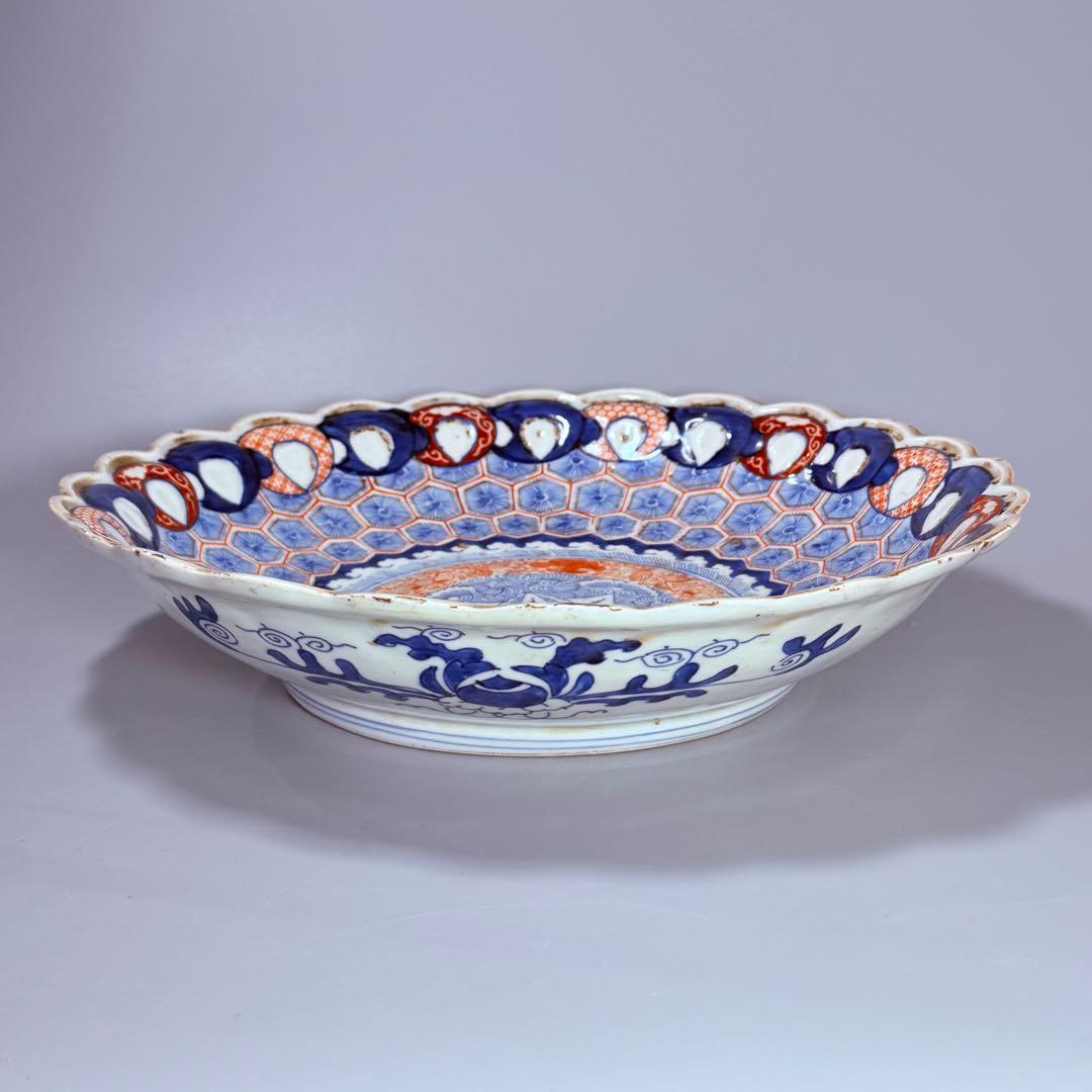 古伊万里　大明成化年製　極細密技巧　亀甲文　直径35.5㎝　赤絵　納め箱付