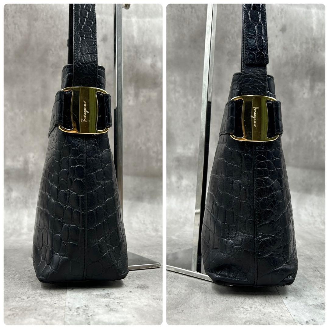 フェラガモ ショルダーバッグ ポシェット 肩掛け クロコ ブラック ヴァラ