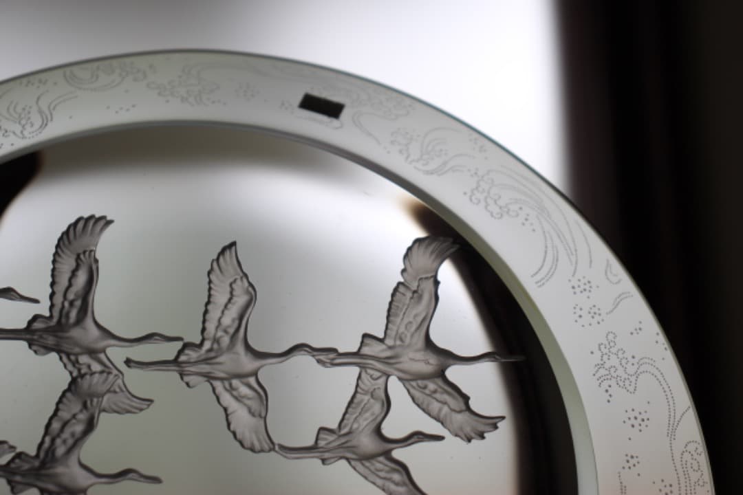 未使用・箱入　HOYAクリスタル　飛鶴金縁波紋様大皿　飾皿