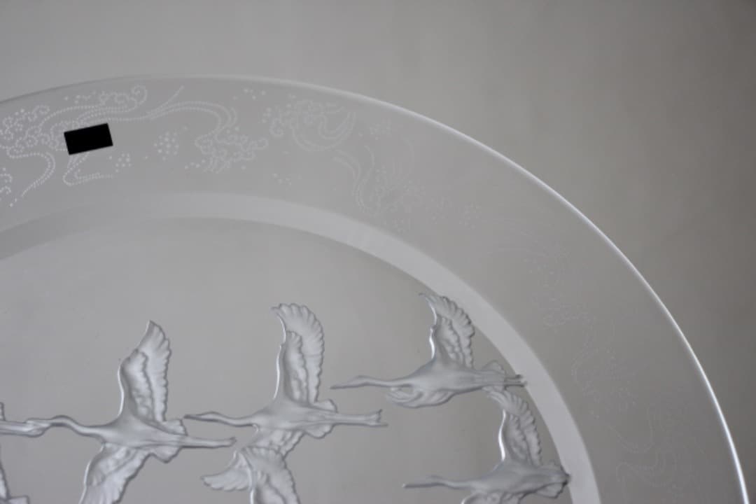 未使用・箱入　HOYAクリスタル　飛鶴金縁波紋様大皿　飾皿