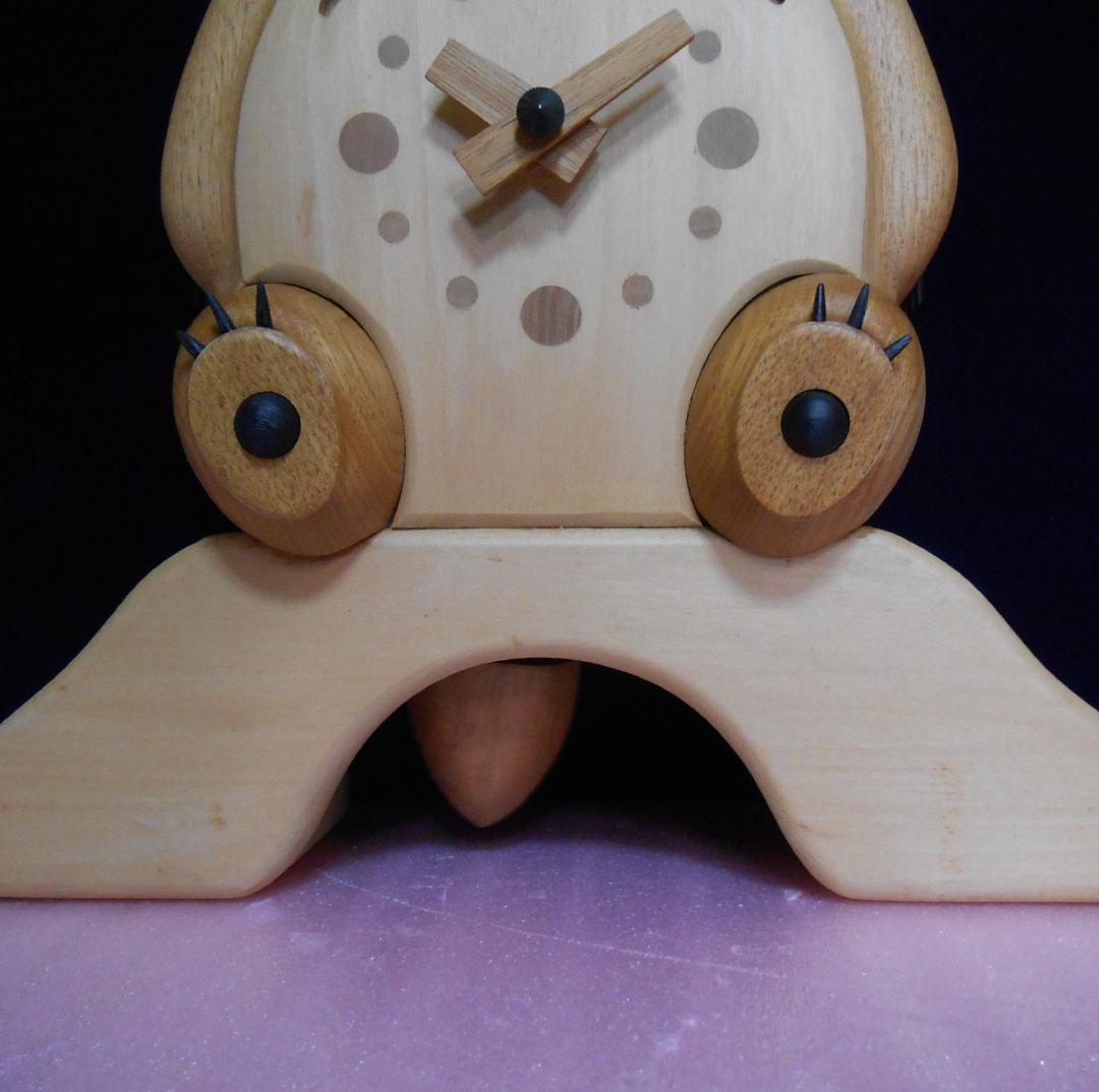 ♡葉月★・・♡　木に座るトトロの木製置き時計(掛け時計兼用)