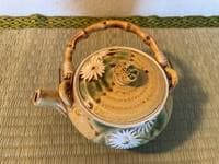 白菊文様京急須と湯のみセット ― 室町風意匠・静けさと調和を楽しむ茶器 ―