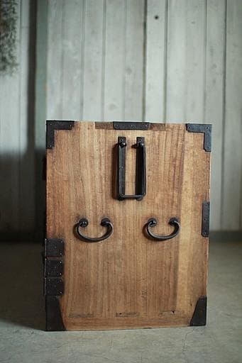 味のある丸金具時代箪笥　扉付き　刀箪笥　タンス　収納　古家具　古民家　時代家具