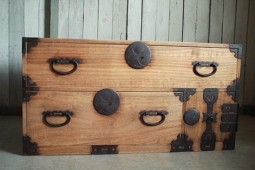 味のある丸金具時代箪笥　扉付き　刀箪笥　タンス　収納　古家具　古民家　時代家具